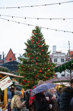 Tallinn, Estonya - 06-01-2018 - Eski şehir merkezinde Noel ağacı olan Noel pazarı