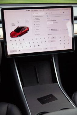 Vilnius, Litvanya - 16-08-2024 - Tesla Model 3 'ün içini görün, büyük dağılım ve araba anahtarı