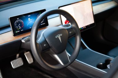 Vilnius, Litvanya - 16-08-2024 - Tesla Model 3 'ün İçi, direksiyon ve torpido gözü