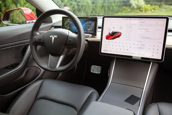 Vilnius, Litvanya - 16-08-2024 - Tesla Model 3 'ün İçi, direksiyon ve torpido gözü