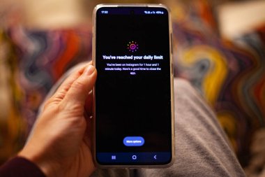 Vilnius, Litvanya - 02-12-2024 - Instagram zaman sınırı, zaman ve oyalanmayı durdurmak için
