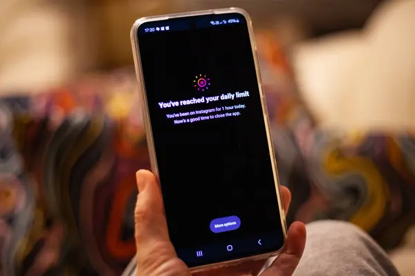 Vilnius, Litvanya - 02-12-2024 - Instagram zaman sınırı, zaman ve oyalanmayı durdurmak için