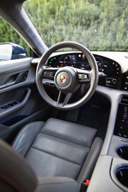 Vilnius, Litvanya - 18 Ağustos 2024 - Porsche Taycan 'ın direksiyon simidi