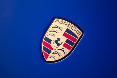 Vilnius, Litvanya - 18 Ağustos 2024 - Porsche Taycan 'ın kaputunda logo