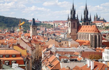 Prag, Çek Cumhuriyeti - 07-09-2024 - Prag 'ın eski kentinde çatılar ve turistik yerler