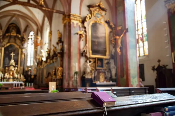 Prag, Çek Cumhuriyeti - 07-09-2024 - Katolik kilisesindeki bir bankta terk edilmiş İncil