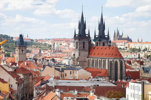 Prag, Çek Cumhuriyeti - 07-09-2024 - Prag 'ın eski kentinde çatılar ve turistik yerler