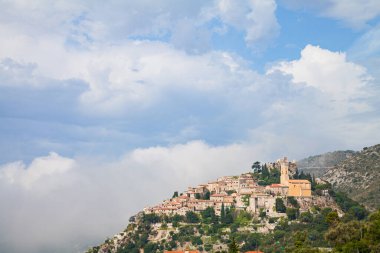 Fransa 'nın dağlarında bir yerde antik bir kasabanın güzel bir manzarası.
