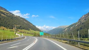 İsviçre 'deki dağlık ve dağ gölleri boyunca otoyoldaki araba penceresinden manzara