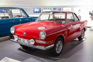 Münih, Almanya - 09-08-2016 - BMW LS olarak da bilinen kırmızı BMW 700, Münih 'teki BMW Müzesinde sergileniyor
