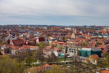 Eski kasabanın turuncu kiremitli çatıları ve Vilnius 'un orta baharındaki Gediminas Kulesi' nin hava manzarası.