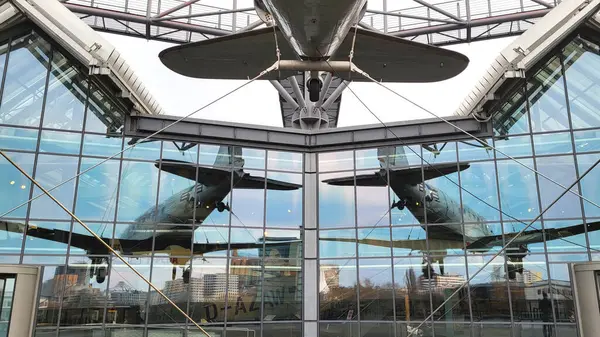 Berlin, Almanya - 2023-03-19 - Üzüm Bombacısı ve Alman Teknoloji Müzesi 'nin tepesindeki gözlem güvertesindeki camdaki yansımaları