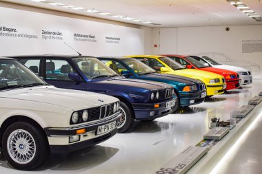 Münih, Almanya - 2016-07-24 - BMW tarihinin kurumsal müzesinde BMW 3 Serisi sıralaması