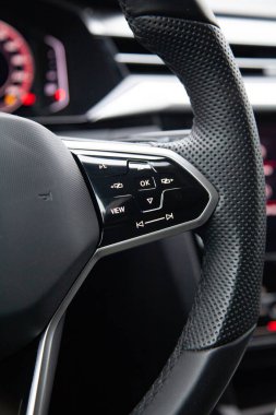 Müzik ve multimedya kontrolü için modern çoklu işlevsel direksiyonda düğmeler