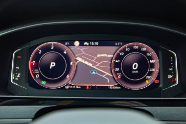 Araç kontrol panelinde navigasyon, hız göstergesi, yakıt seviyesi ve motor sıcaklığında gösterge paneli