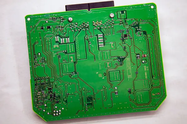 Otomobil güvenlik modülünden alınmış mikroçipler ve çiplerle basılı bir devre kartının arka planı ve dokusu