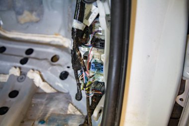 Hasarlı, oksitlenmiş araba kabloları tuzlu suyla dolduktan sonra aracın içine bağlanıyor.