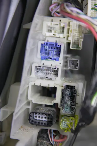 Hasarlı, oksitlenmiş araba kabloları tuzlu suyla dolduktan sonra aracın içine bağlanıyor.