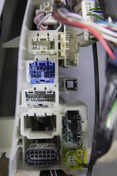 Hasarlı, oksitlenmiş araba kabloları tuzlu suyla dolduktan sonra aracın içine bağlanıyor.