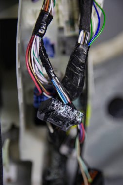 Hasarlı, oksitlenmiş araba kabloları tuzlu suyla dolduktan sonra aracın içine bağlanıyor.