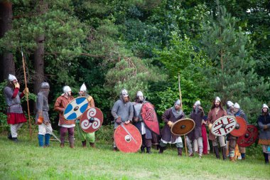 Vilnius, Litvanya - 08-07-2018 - Dönem kostümlü ve silahlı bir grup tarihi yeniden canlandırma sahnesi için hazırlanıyor