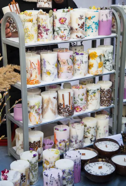 Beyaz balmumundan yapılmış aromatik mumlarla ve güzel kurumuş çiçeklerle el yapımı bir tezgah.