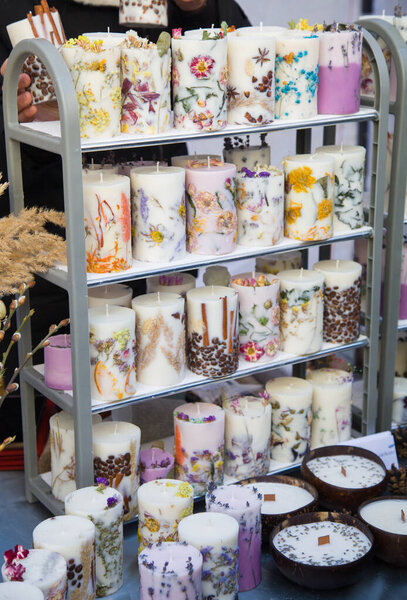 Стенд с дизайнерскими ароматическими свечами из белого воска и красивыми сушеными цветами ручной работы