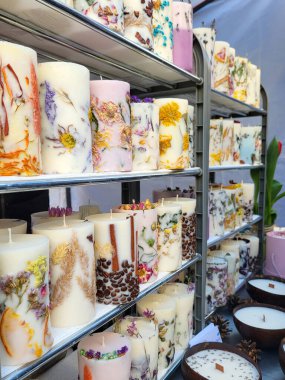 Beyaz balmumundan yapılmış aromatik mumlarla ve güzel kurumuş çiçeklerle el yapımı bir tezgah.