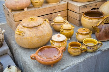 Şehir panayırındaki killi çömlek.