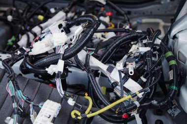 Kablolar, konnektörler, modüller ve yeni bir araba kablosunun bağlantıları bir aracın eski kablolarını değiştirmek için kullanılır.