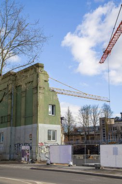 Vilnius, Litvanya - 31-03-2025 - İnşaat alanındaki yıkımda yıkılan eski bir binanın cephesi