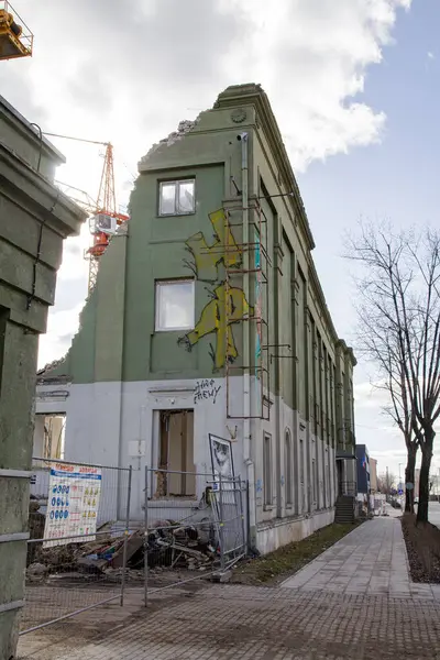 Vilnius, Litvanya - 31-03-2025 - İnşaat alanındaki yıkımda yıkılan eski bir binanın cephesi