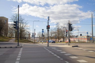 Litvanya 'nın Vilnius kentindeki yaya ve bisiklet yollarının kesiştiği yerde kırmızı trafik ışığı