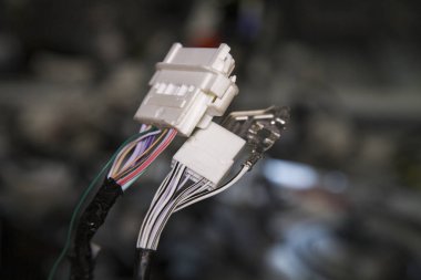 Otomotiv kablo bağlantılarının çok renkli kablolarla yakın plan görüntüsü