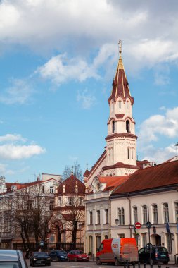 Vilnius, Litvanya - 17-03-2017 - güneşli bir bahar gününde Kasaba Meydanı 'nda Ortodoks St. Nicholas Kilisesi. Şehrin kalbindeki tarihi dini mimari
