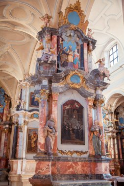 Vilnius, Litvanya -07-03-2017 - Barok katedralinin içi yaldızlı sıva, pembe mermer ve aziz imgeleri ile kaplı. Zengin, süslü tasarım tarihi dini ihtişamı yansıtıyor.