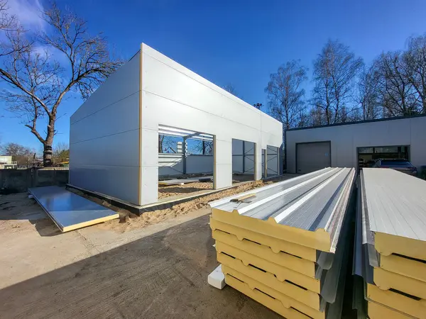 Prefabrik sanayi binası yapım aşamasında. Bölgeye çelik çerçeve ve yalıtılmış sandviç panelleri kuruluyor