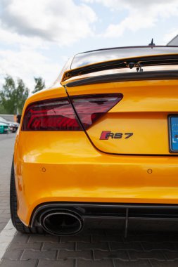 Vilnius, Litvanya - 31-05-2025 - Açık havada park edilmiş hardal renkli Audi RS7 spor arabasının arka görüntüsü