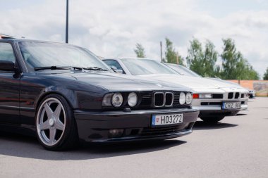 Vilnius, Litvanya - 31-05-2025 - Klasik Araba Sergisi 'nde klasik BMW 5 Serisi E34 ve Nadir BMW 8 Serisi E31