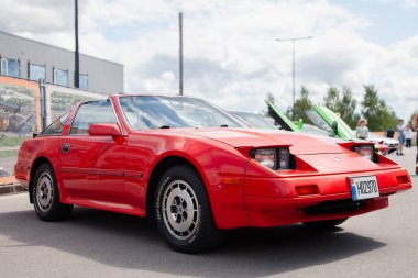 Vilnius, Litvanya - 31-05-2025 - Kırmızıda Efsanevi Nissan 300ZX - 1990 'larda Oto Fuarı' nda JDM Spor Araba