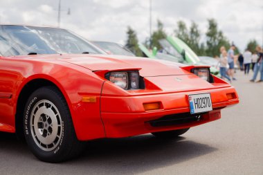 Vilnius, Litvanya - 31-05-2025 - Kırmızıda Efsanevi Nissan 300ZX - 1990 'larda Oto Fuarı' nda JDM Spor Araba