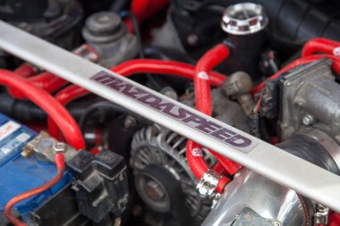 Vilnius, Litvanya - 31-05-2025 - Mazda 'nın yakın plan logosu, Mazdaspeed amblemi motor bölmesi çapraz kirişine yerleştirildi