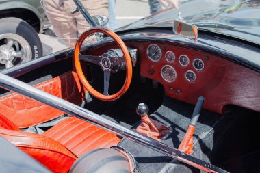 Vilnius, Litvanya - 31-05-2025 - Audi Front 225 model, ahşap direksiyon ve gösterge paneli olan kırmızı deri bir iç mekanın yolcu tarafındaki görüntüsü