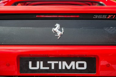 Vilnius, Litvanya - 31-05-2025 - Klasik Kırmızı Vintage Ferrari 355 F1 Berlinetta logosuyla arka plan