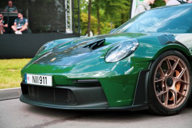 Vilnius, Litvanya - 31-05-2025 - Koyu yeşil Porsche 992 GT3 RS Coupe ile koyu Altın Tekerlekli