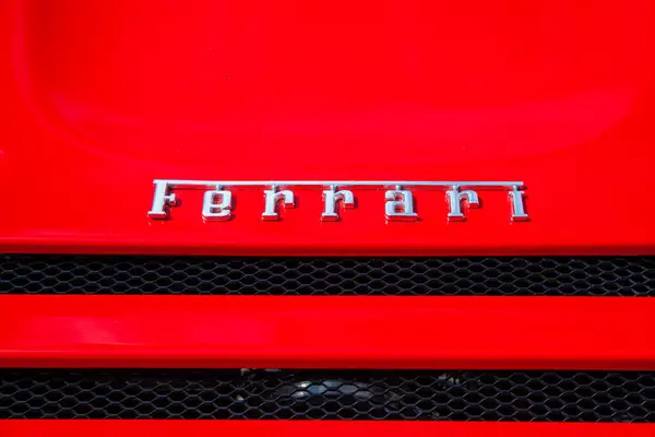 Vilnius, Litvanya - 31-05-2025 Kırmızı bir Ferrari amblemi.