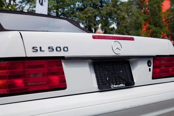 Vilnius, Litvanya - 31-05-2025 - Amblem ve Logo Görünür Beyaz Mercedes-Benz SL500 'ün Arka Manzarası