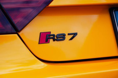 Vilnius, Litvanya - 31-05-2025 - Hardal renkli Audi spor arabasının arkasındaki RS7 amblemine yakın plan