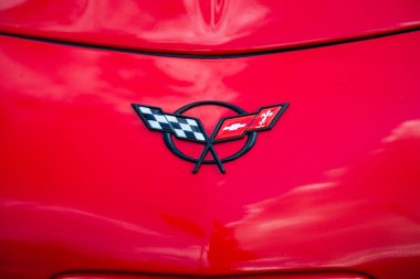 Vilnius, Litvanya - 31-05-2025 Chevrolet Corvette logosu, parlak kırmızı bir araba kaputu, yakın plan. Spor araba amblemi detayı