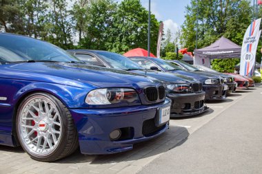Vilnius, Litvanya - 31-05-2025 - BMW 3 Serisi Farklı Nesiller Arabaları (E36, E46, vb.) Bir araba fuarında.